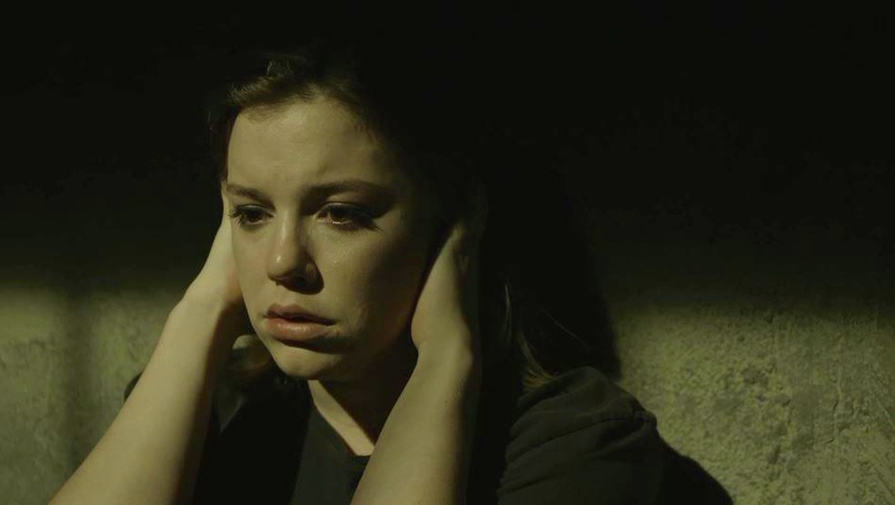 Dalila (Alice Wegmann) fica inconformada com a prisão em 'Órfãos da Terra' — Foto: Globo