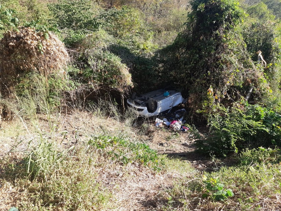 Quatro pessoas da mesma família estavam em carro que caiu em ribanceira em Ibotirama — Foto: Site Gazeta 5