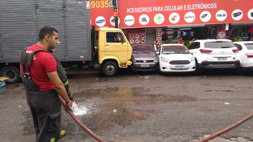 Caminhão atinge motos e quatro carros estacionados no bairro Alecrim, em Natal — Foto: Geraldo Jerônimo/Inter TV Cabugi