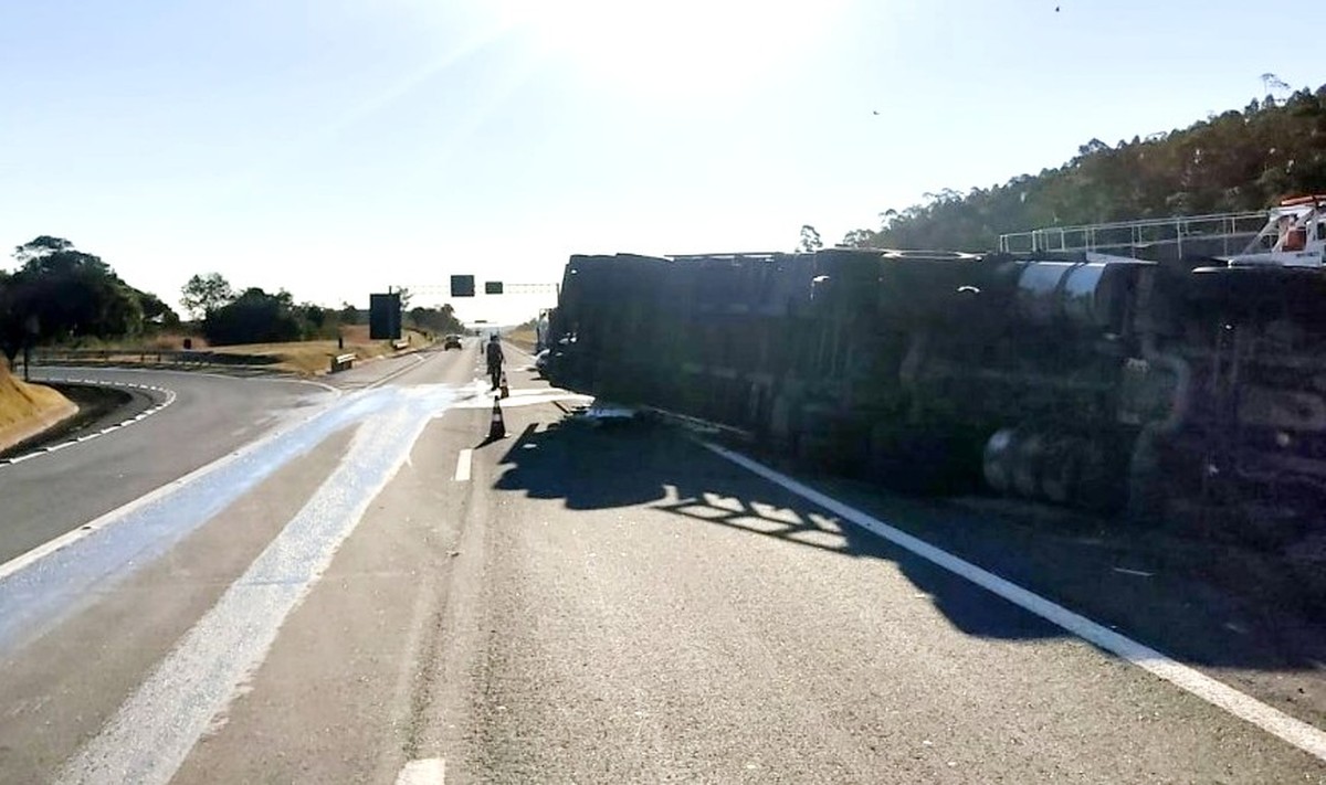 Carreta tomba e carga de madeira interdita faixa da Rodovia Castelo Branco em Itatinga - Vimarsana News