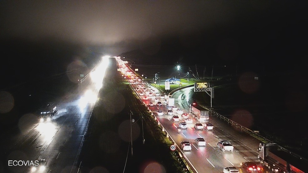 Movimento intenso de veículos no trecho de planalto da rodovia Anchieta, no sentido litoral, nesta sexta-feira (12). — Foto: Divulgação/Ecovias 