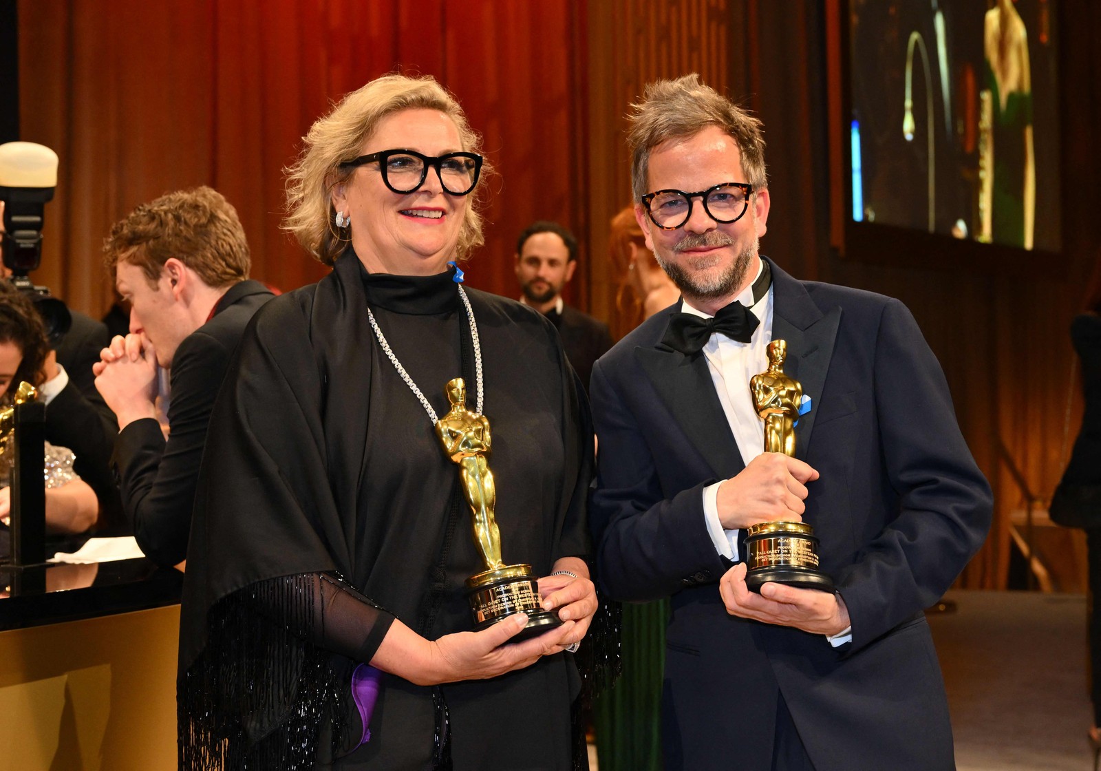 Christian Goldbeck e a decoradora de cenários alemã Ernestine Hipper, vencedores do Oscar de Melhor Design de Produção pelo filme "Nada de novo no front" — Foto: ANGELA WEISS / AFP