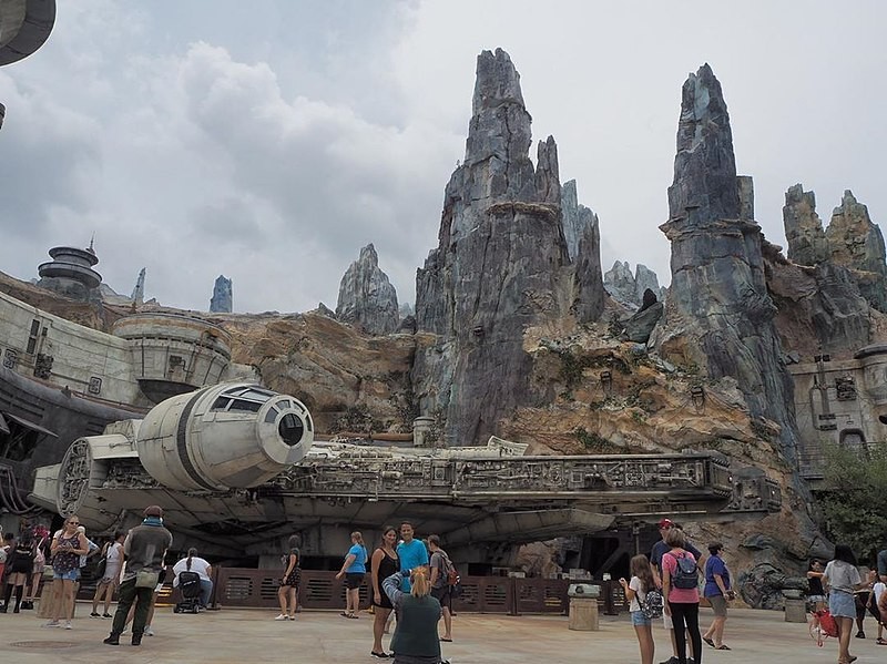 As áreas Galaxys Edge, inspiradas em Star Wars nos parques da disney nos EUA, possuem uma atração da nave Millennium Falcon (Foto: CrispyCream27/Wikimedia Commons)