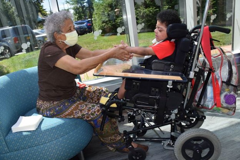 Felicita Melendez não parava de sorrir ao reencontrar o bisneto, Abner, de três anos de idade, hospitalizado desde que nasceu — Foto: Blythedale Children's Hospital/Divulgação