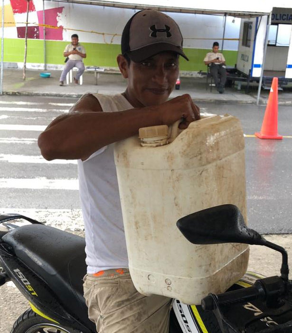 Claudinei e Rodolfo conseguiram comprar apenas um galão de gasolina na Colômbia, antes de cruzar a fronteira com o Equador — Foto: Rodolfo de Medeiros/Arquivo pessoal