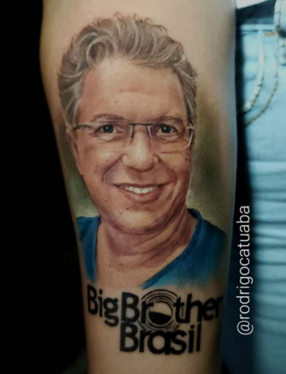 Mulher faz tatuagem com rosto de Boninho para tentar entrar no BBB — Foto: Reprodução/Instagram