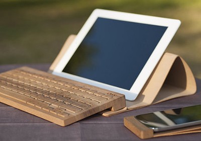 O teclado, por exemplo, tem como base uma placa inteiriça de madeira, que é esculpida para dar forma ao produto (Foto: Divulgação)
