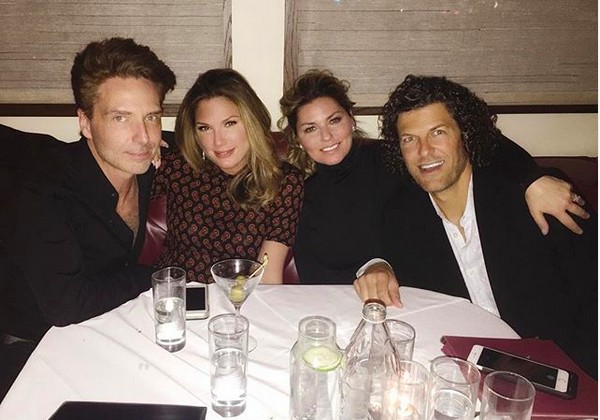 A cantora Shania Twain com o marido, o empresário suíço Frédéric Thiébaud, e amigos (Foto: Instagram)