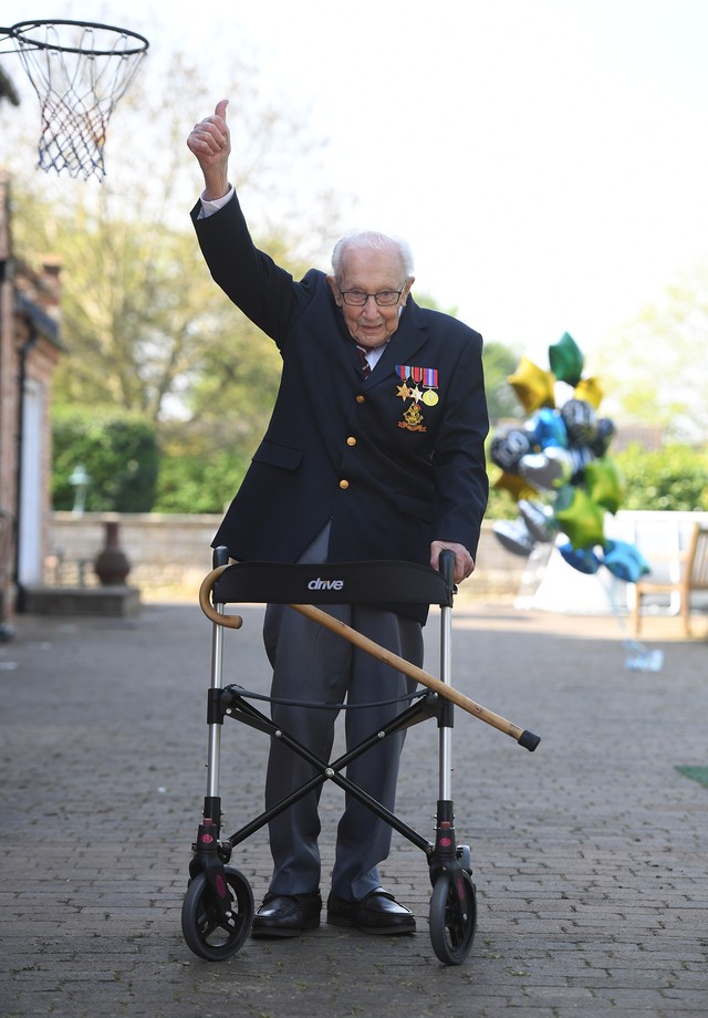 99-year-old war veteran Captain Tom Moore at his home in Marston Moretaine, Bedfordshire, after he achieved his goal of 100 laps of his garden - raising more than 12 million pounds for the NHS. (Photo by Joe Giddens/PA Images via Getty Images) (Foto: PA Images via Getty Images)