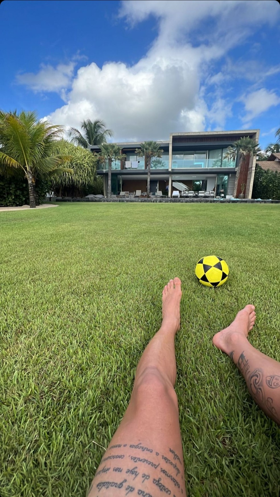 Medina compartilha imagens da mansão em que está hospedado, em Maracaípe — Foto: Reprodução