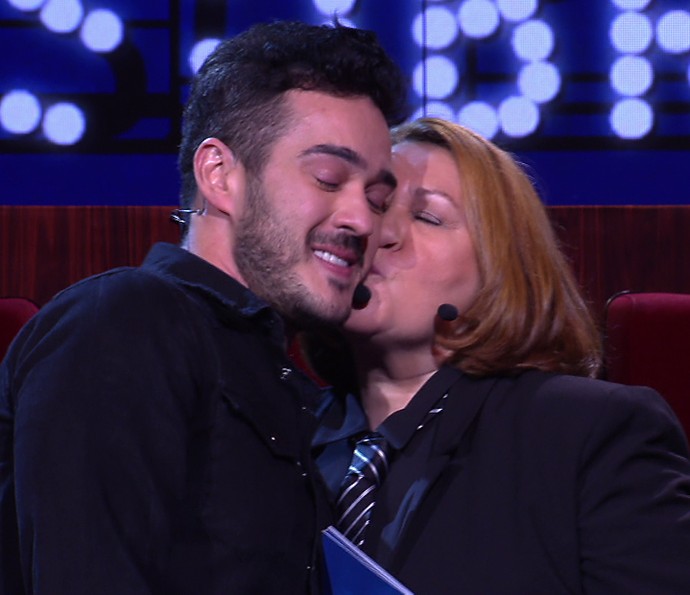 Marcos Veras, emocionado, recebe um beijo da mãe Terezinha (Foto: TV Globo)