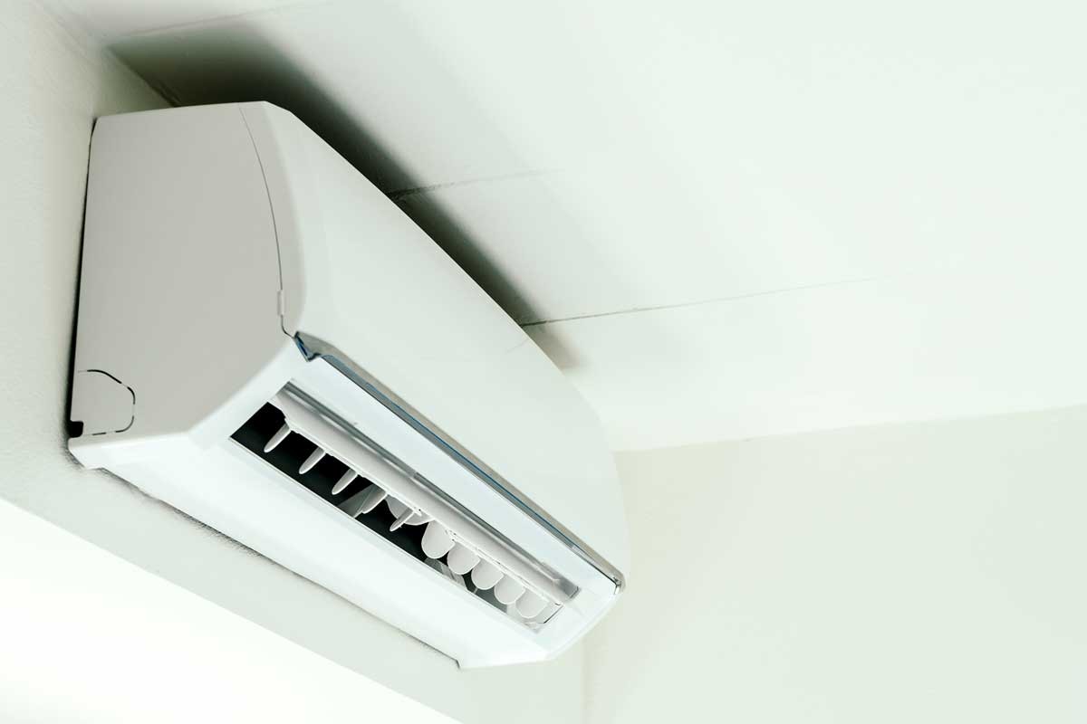 O ar-condicionado split deve ser limpo regularmente para manter tanto a saúde dos moradores da casa quanto a vida útil do aparelho (Foto: Freepik/CreativeCommons)