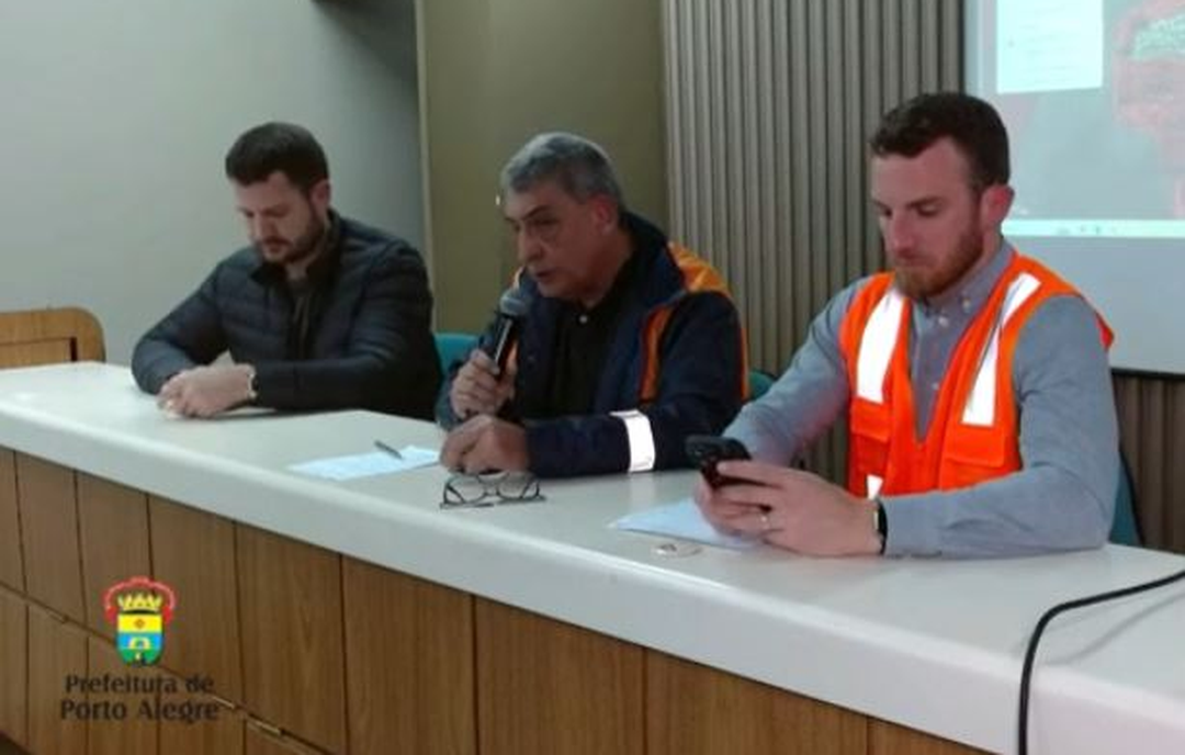 Equipe da prefeitura de POA em coletiva de imprensa.