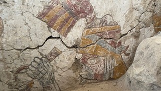 Dois murais de homens de duas faces segurando tesouros incomuns foram descobertos no Peru  — Foto: Denver Museum of Nature & Science