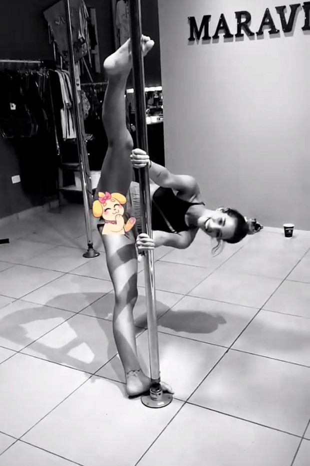 Carol Dias usa emojis estratégicos para não mostrar demais em aula de pole dance (Foto: Reprodução/Instagram)
