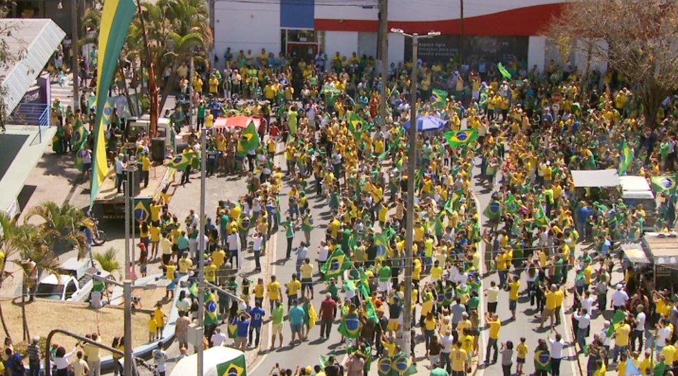 Manifestantes fazem ato a favor de Bolsonaro em Varginha (MG) — Foto: Reprodução/EPTV 