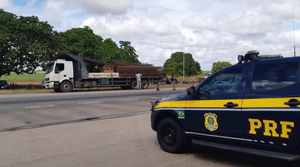 Fiscalização de caminhões na BR-101, na Grande Natal — Foto: PRF/Divulgação