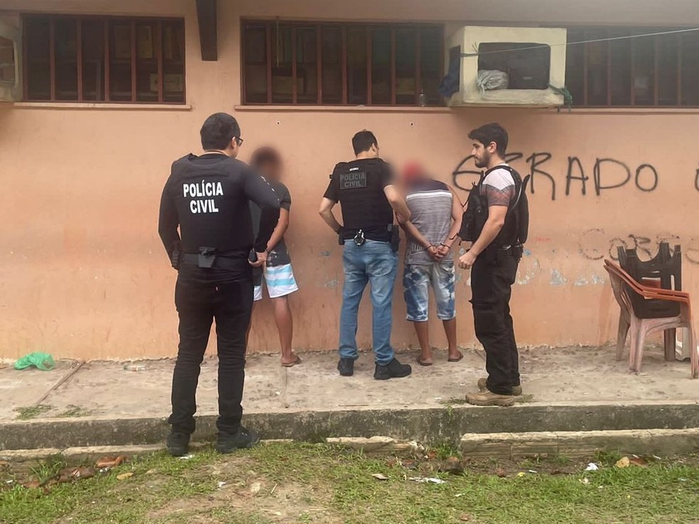 Ação policial identificou dois suspeitos de tentar vender vagas na fila da agência bancária, em Barcarena. — Foto: Ascom PCPA