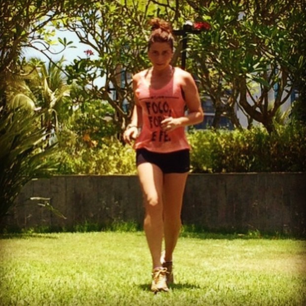 A atriz Giovanna Antonelli praticando exercícios (Foto: Reprodução - Instagram)