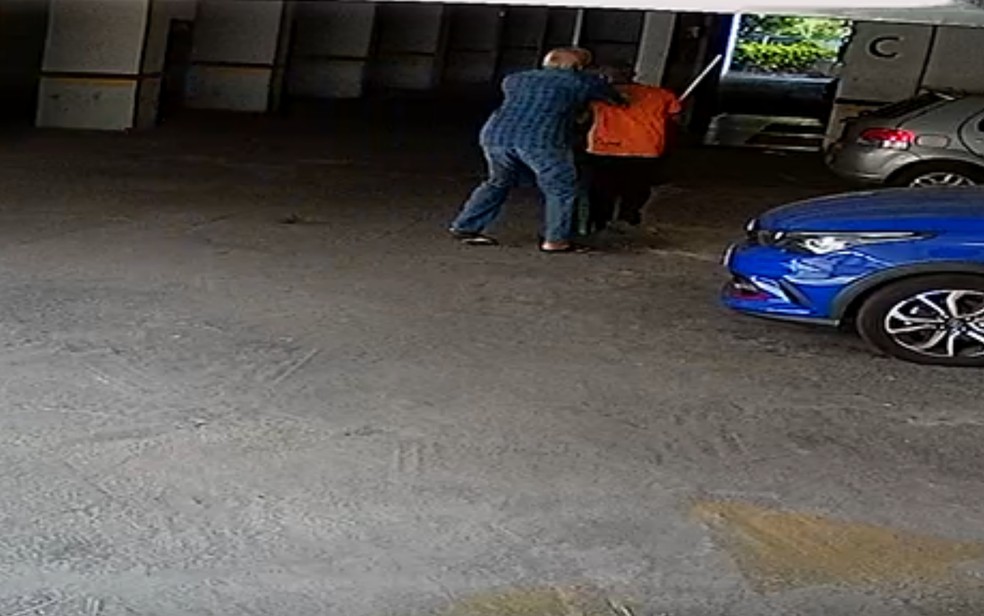 Momento em que Josimar dos Santos França é empurrado pelo morador do condomínio, em Caldas Novas  — Foto: Arquivo pessoal/Romes Lopes 