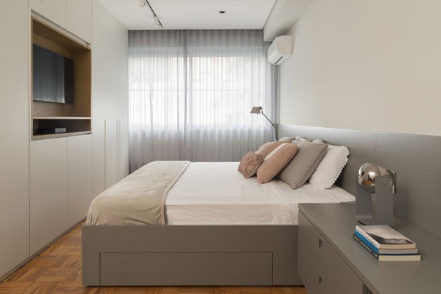 Parede azul e marcenaria são destaques em apartamento de 240 m² (Foto: Cacá Bratke)