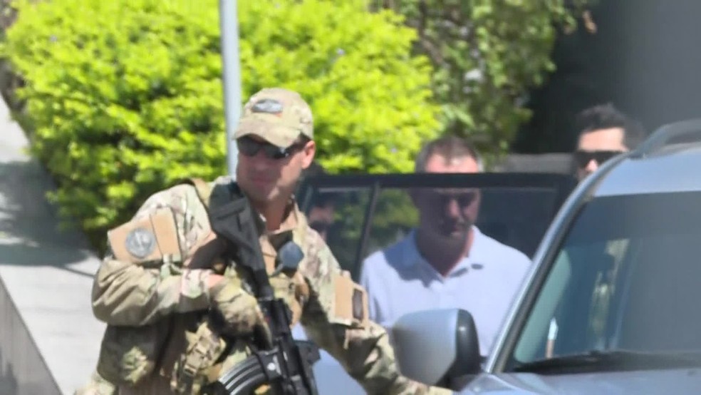 Joesley deixa sede da PF em São Paulo rumo a Brasília (Foto: Reprodução/GloboNews)
