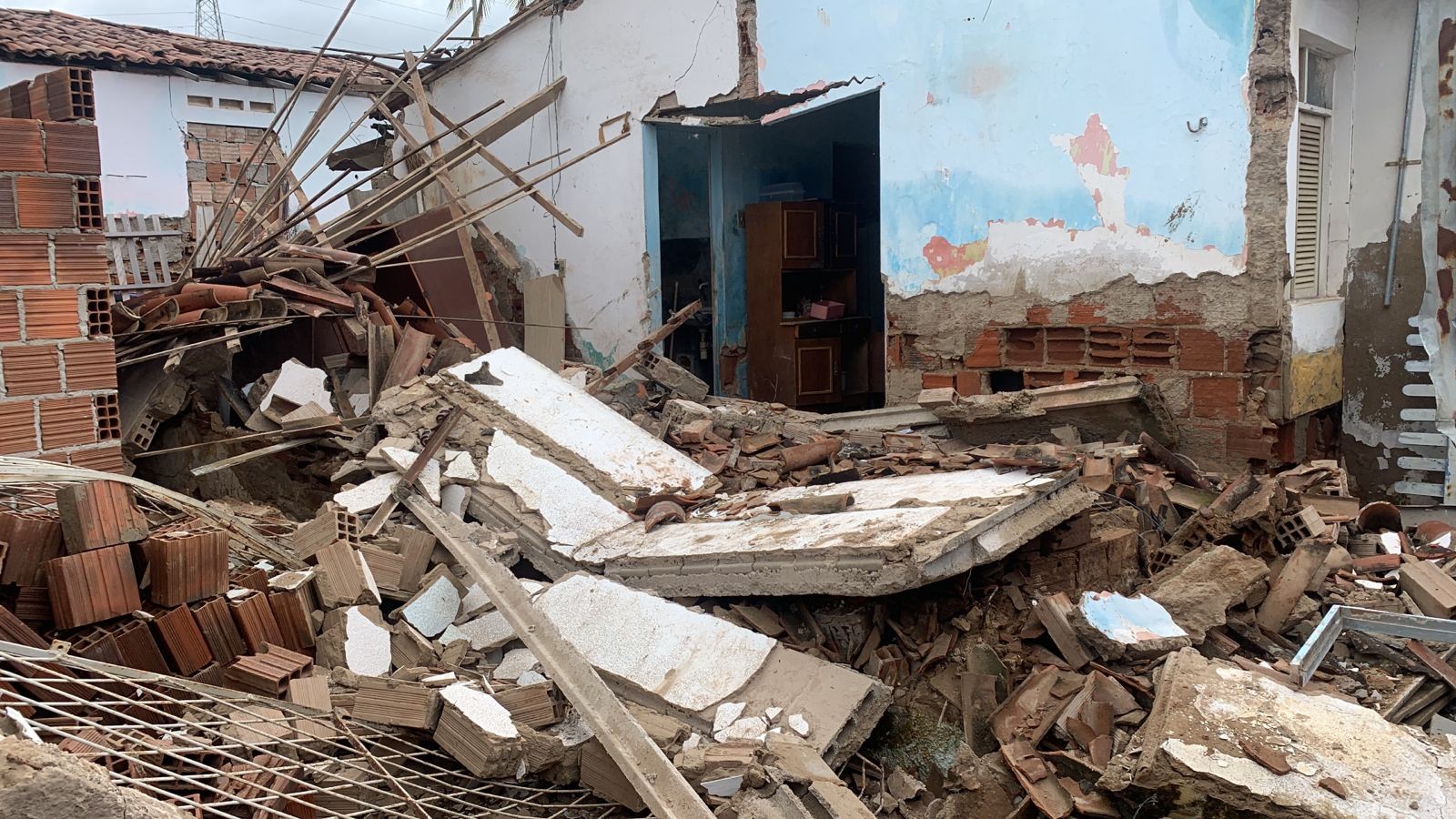 Casa desaba e idoso fica ferido embaixo dos escombros, em Campina Grande
