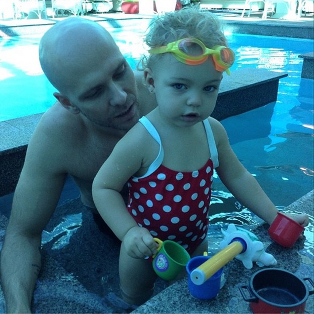 Xuxa com a filha Brenda na piscina (Foto: Reprodução / Instagram)