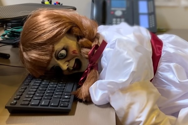 Em vídeo divulgado pela Warner Bros., a boneca possuída Annabelle procura se distrair durante a quarentena (Foto: reprodução)