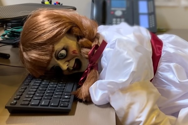 Annabelle  Vídeo mostra o que a boneca está assombrando na