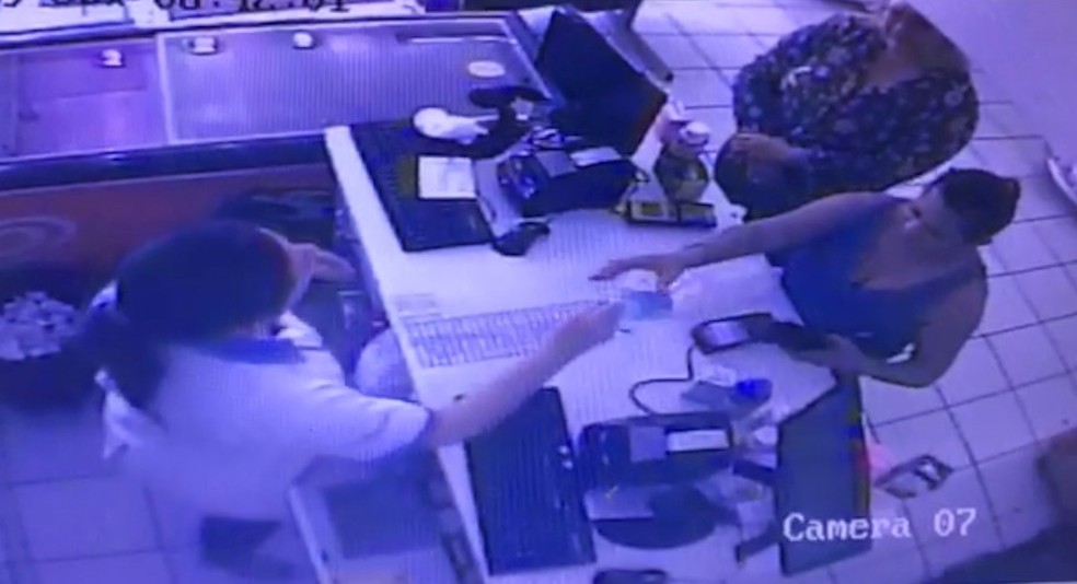 Duas mulheres de 50 e 52 anos foram presas aplicando o "golpe do troco errado" no comÃ©rcio de Campo Grande segundo a polÃ­cia. â Foto: PolÃ­cia Civil/DivulgaÃ§Ã£o