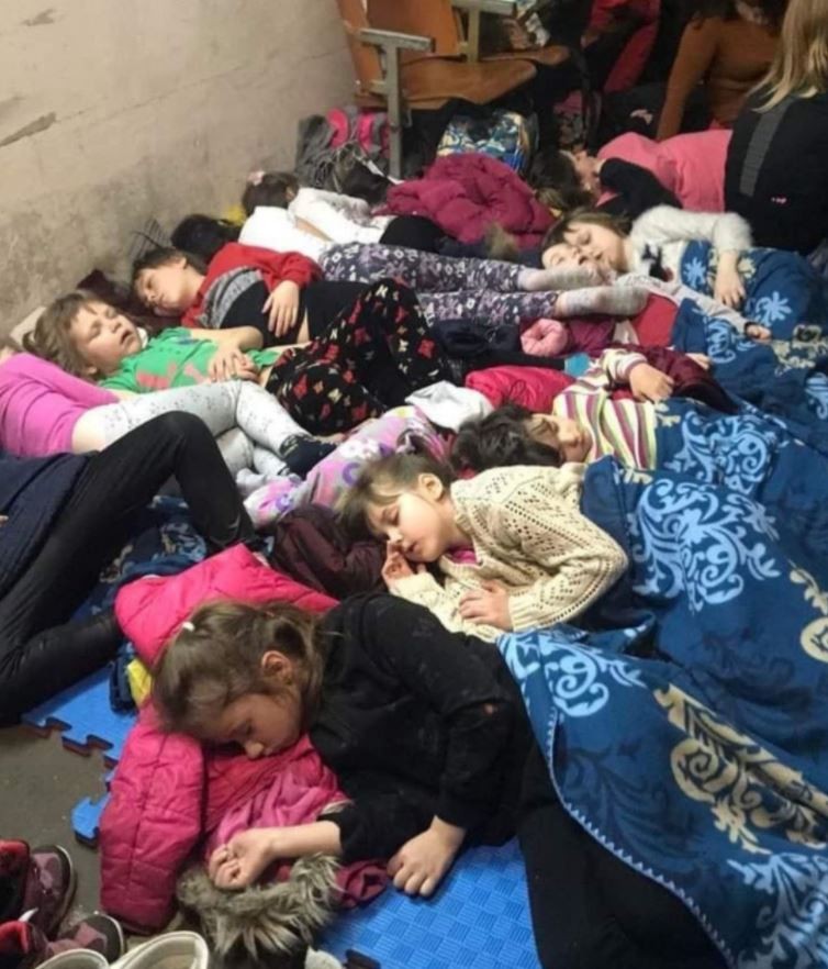 Crianças ucranianas refugiadas (Foto: Reprodução/Twitter)