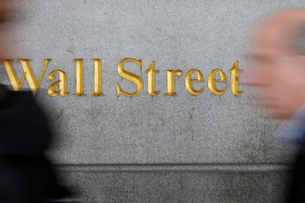 Placa de Wall Street perto da bolsa de Nova York — Foto: REUTERS/Shannon Stapleton