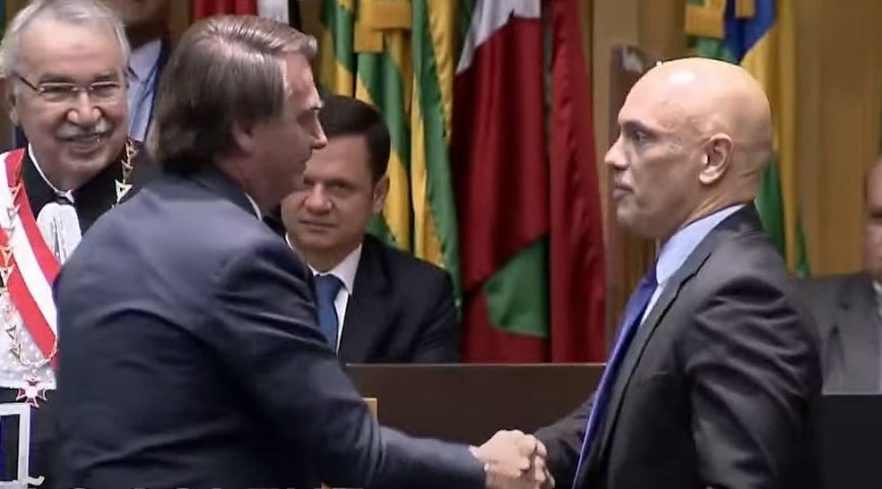 Presidente Jair Bolsonaro (PL) cumprimenta o ministro do STF Alexandre de Moraes em sessão solene do Tribunal Superior do Trabalho.  — Foto: Reprodução/TV Brasil 