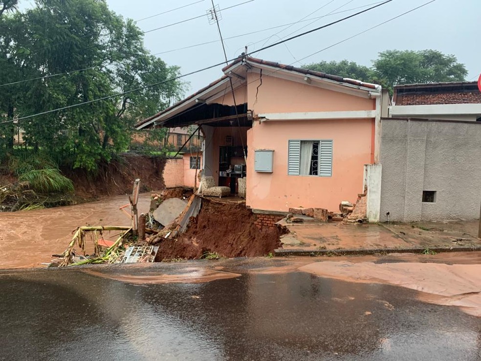 Moradores foram levados para o Ginásio Municipal após ficarem desabrigados em Botucatu — Foto: Arquivo pessoal/Rafael Lazarini Mendes