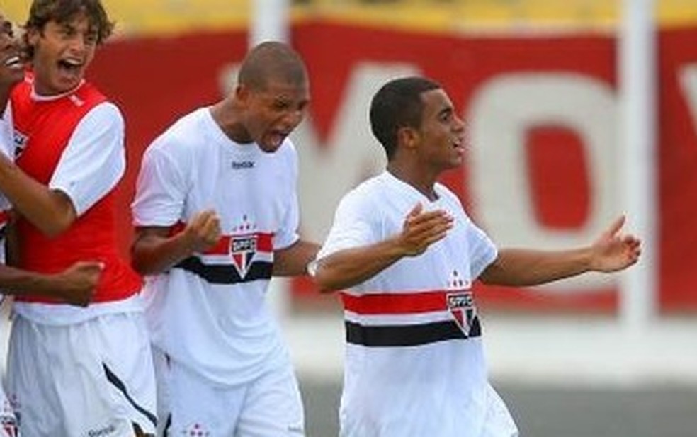 Rodrigo Caio e Willian Arão comemoram gol de Lucas Moura, em 2010 — Foto: Arquivo