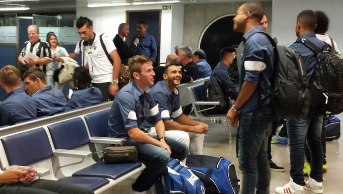 Cruzeiro e Atlético-MG se encontram em aeroporto (Foto: Léo Simonini)