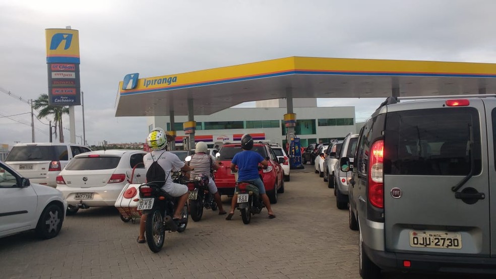 Motoristas formaram longas filas em postos que ainda têm combustíveis em Natal (Foto: Igor Jácome/G1)