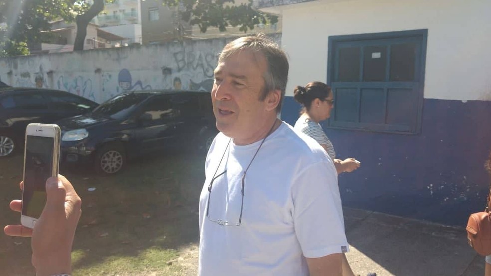 Dr. Adriano votou no Colégio Miguel Couto, em Cabo Frio, por volta das 11h50 (Foto: Paulo Henrique Cardoso/G1)