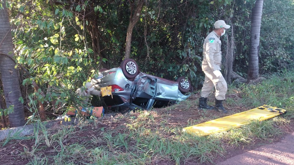 Carro foi parar em ribanceira — Foto: Corpo de Bombeiros/Divulgação