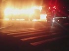 Ônibus pega fogo em área residencial de Registro, SP, e assusta moradores