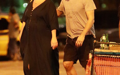 Paulo Rocha passeia com a mulher, Juliana Pereira, grávida do primeiro filho do ator