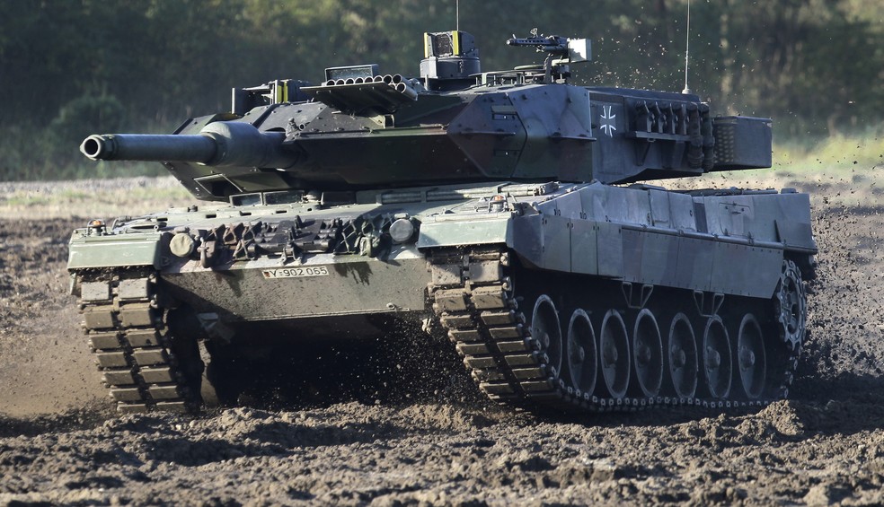 Tanque de batalha Leopard 2 durante treinamento em Munster, na Alemanha, em 28 de setembro de 2011 — Foto: Michael Sohn/AP