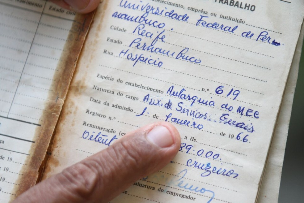 Servidor mais antigo da UFPE começou a trabalhar na universidade em 1966 (Foto: Marlon Costa/Pernambuco Press)