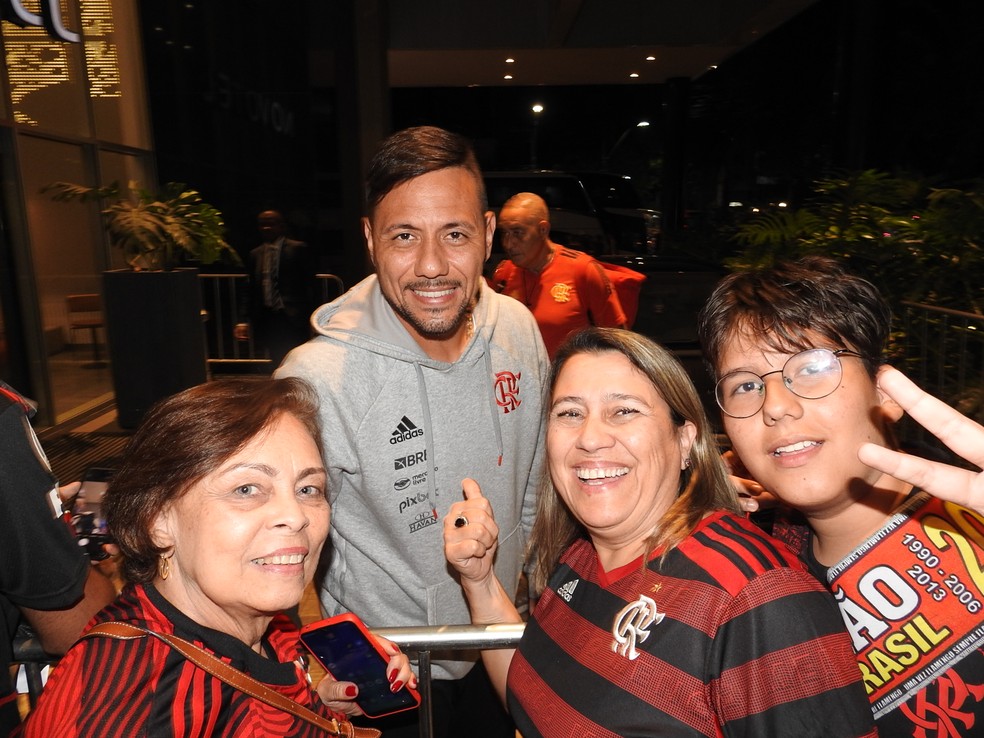 Diego Alves posa para foto com Dona In&ecirc;s, Silvana e Pedro, integrantes da Embaixada Fla Gerais &mdash; Foto: Fred Gomes