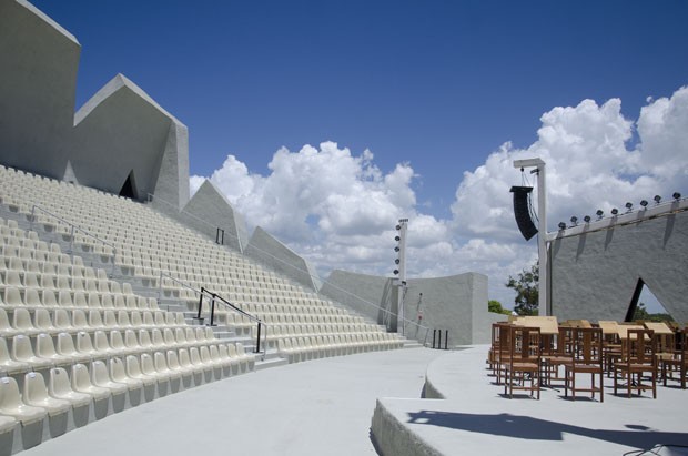 Anfiteatro tem arquitetura moderna e orquestra sinfônica própria (Foto: Divulgação)