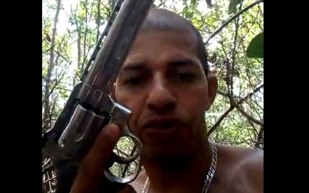Armado, homem gravou vídeo fazendo ameaças ao presidente eleito Jair Bolsonaro — Foto: Reprodução