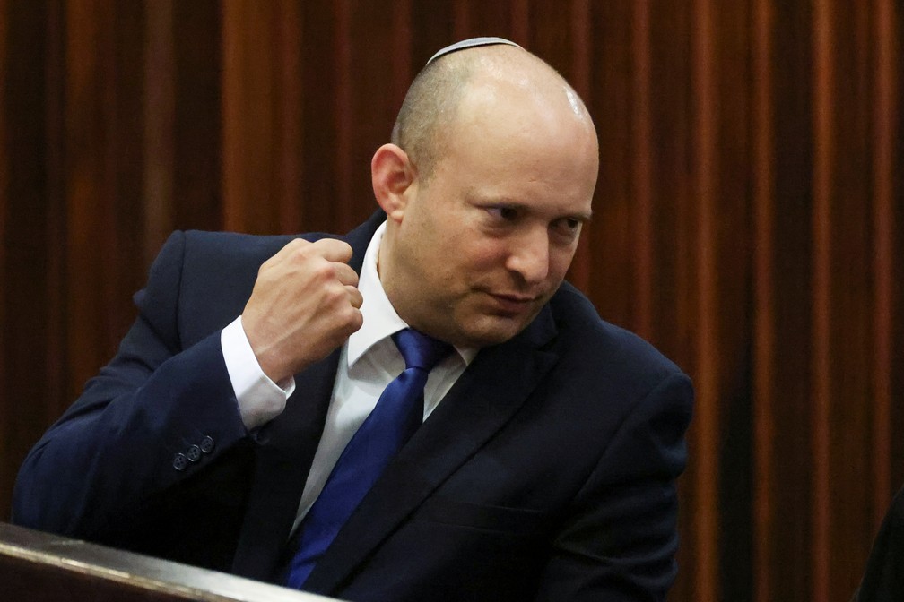 Naftali Bennett durante sessão no Parlamento de Israel nesta quarta-feira (2) — Foto: Ronen Zvulun/Reuters