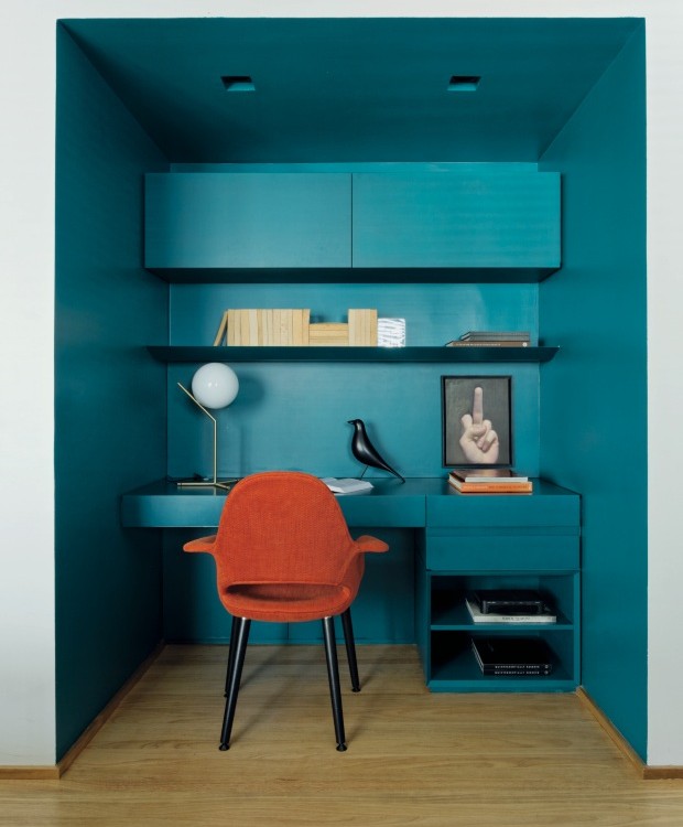 Áárea de trabalho se destaca por parecer um caixote colorido em meio à sala de estar com paleta neutra (Foto: Mariana Orsi / Divulgação)