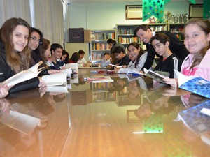A partir dos estudos na biblioteca, alunos do Ensino Médio decidiram formar um grupo de teatro (Foto: Igor Savenhado/G1)
